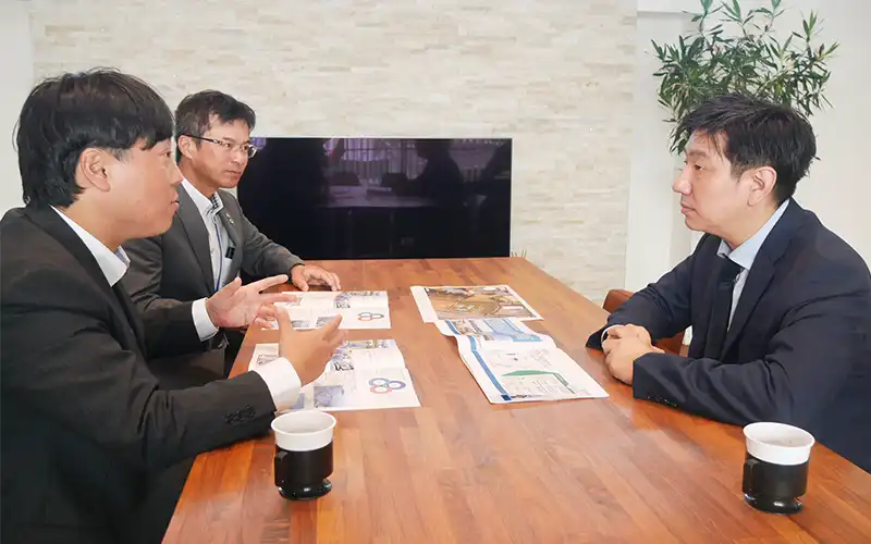 蓄電池事業の計画について意見を交わす（左から）田中彰人支店長、大平真弘理事経営支援部長、仁田英児代表社員（8月28日、観音寺市内）