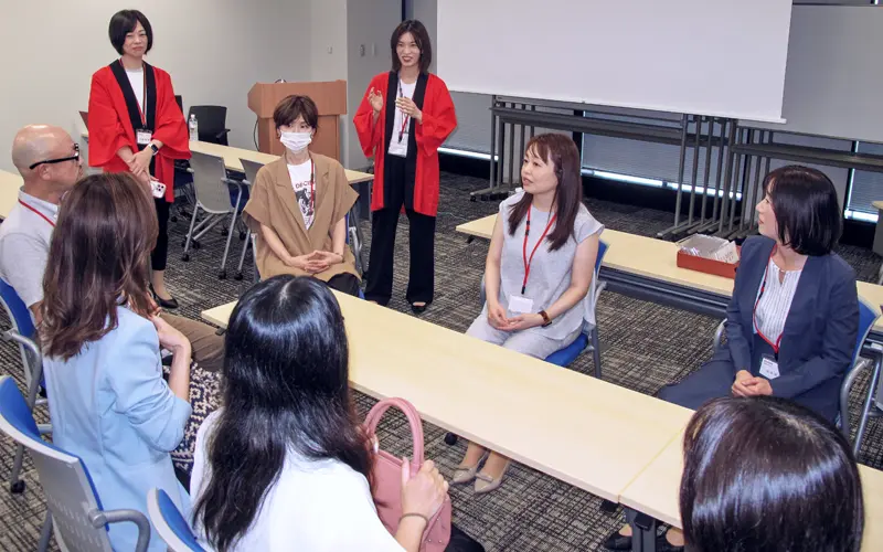 座談会で交流するアルムナイと現役行員（８月27日、三菱UFJ銀行名古屋ビル）