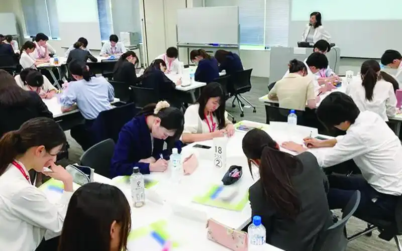 研修を受ける2025年4月入行のCSコースの行員（三菱UFJ銀提供）