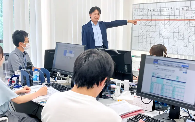 会議で融資推進について説明する丸山英治支店長（中央奥、８月28日、あいち銀行浄心支店）