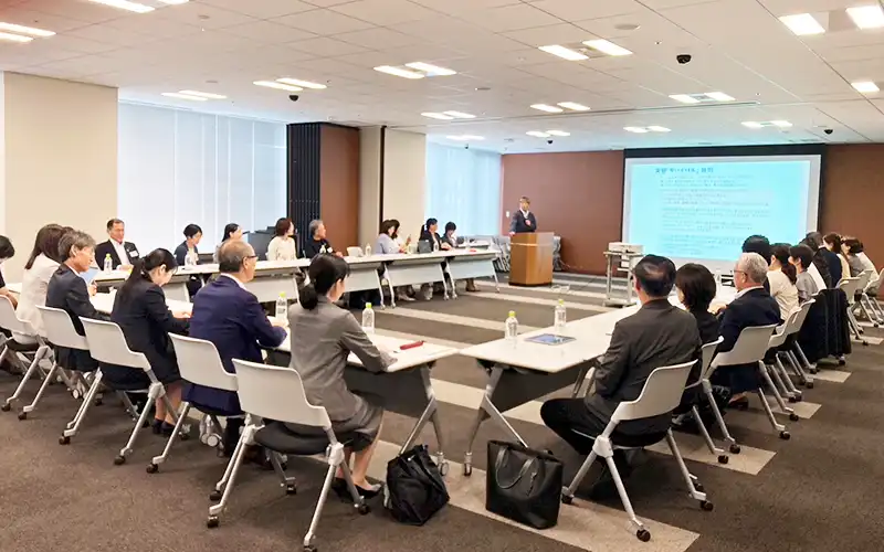 クロスメンター研修に参加した10行のメンター（役員）とメンティ（8月1日、千葉銀提供）
