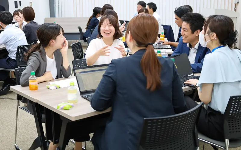 広島銀行では、個人顧客の資産運用担当者が地区を越えて集まり成功事例などを共有した（９月２日、広島銀行広島東支店）