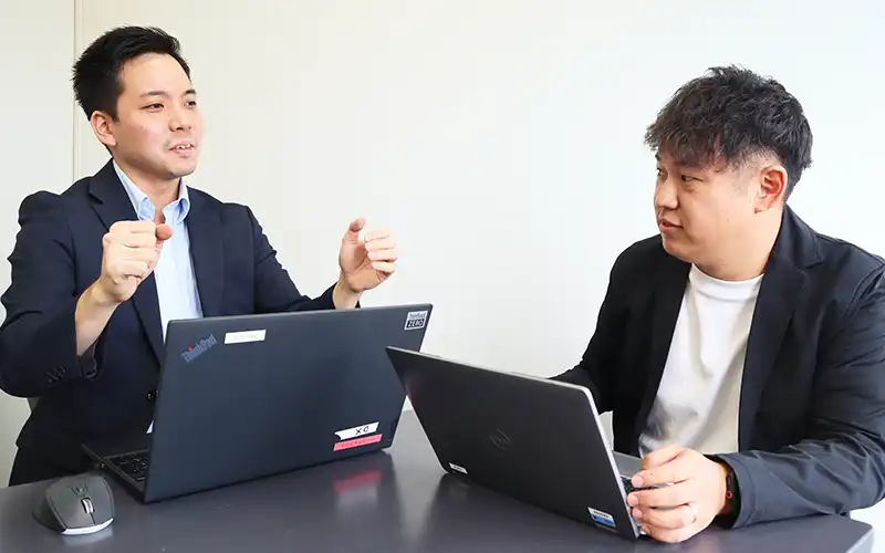 新サービスの方針を話し合う室伏諒さん(左)と小田切耀平・地方創生推進部室長代理(9月25日、本店)