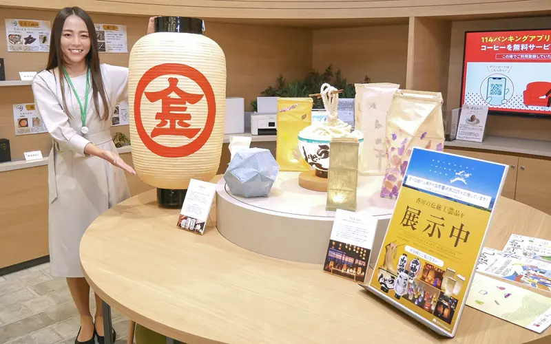 現代アートの瀬戸芸を楽しむ人々に伝統工芸品である「讃岐提灯」の魅力も伝える（10月３日、高松市）