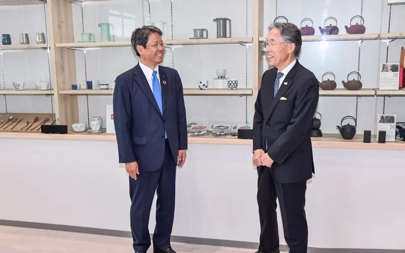 道の駅やまがた蔵王で観光ブランディングについて話す佐藤英司・山形銀行頭取(左)と長谷川正芳・表蔵王ベルタウン社長(9月11日、山形市内)