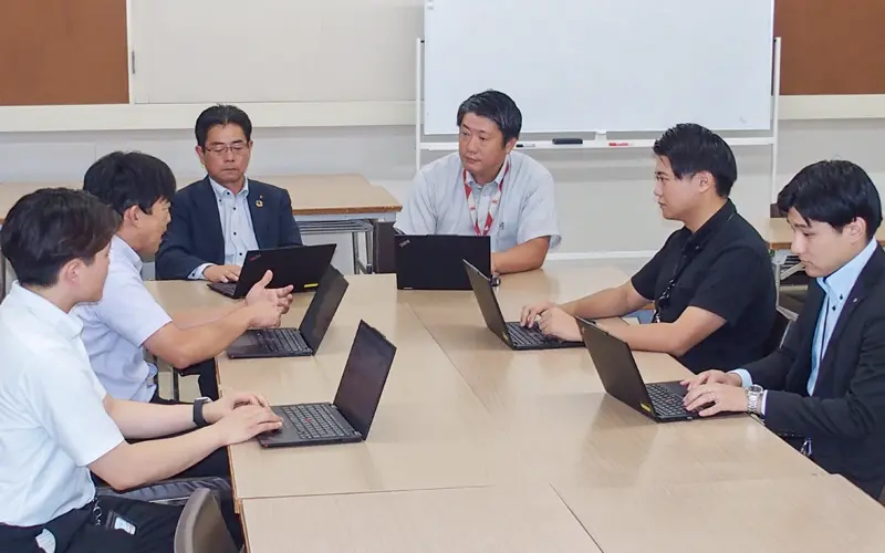 渉外が集まり入念な打ち合わせを行う融資会議(10月8日、常陽銀行江戸崎支店)