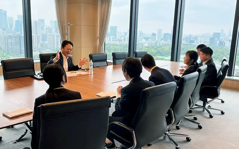 座談会で笑顔を見せる加藤勝彦頭取(左奥、みずほFG提供)