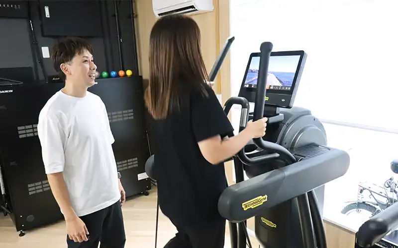 低酸素ルームを使ったフィットネス事業を始めたヘルス・イノベーションの斉野仁社長(左、10月21日)