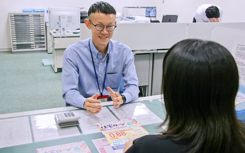 JAなごやが2月に設置したローンセンターで対応する職員(10月20日、本店)