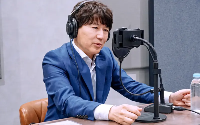 しぶさわくんFMの番組収録に臨む大前孝太郎理事長(10月9日、城北信金メディアラボ)