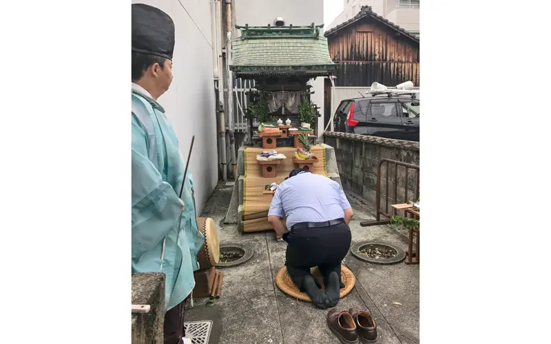 宮司を迎え、4、7、10月の年3回の祭礼を続けている(10月21日、高知銀行提供)
