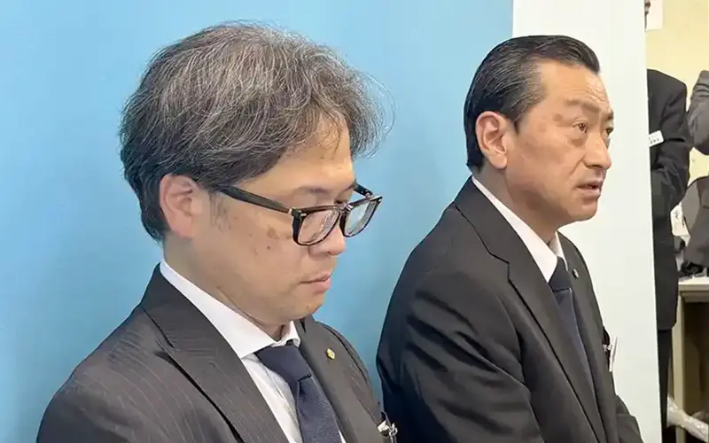 会見に臨む金成茂理事長(右、10月31日)