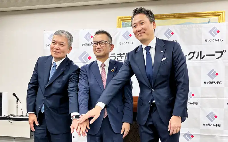 AI基盤導入について会見した(左から)コムチュアの澤田千尋社長、山縣取締役常務執行役員、SAS Institute Japanの手島主税社長(10月16日、本店)