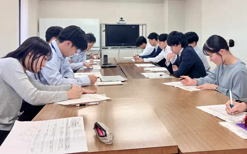 毎月、成功事例を共有することでレベルアップにつなげる行員(10月20日、福井銀行金津支店)