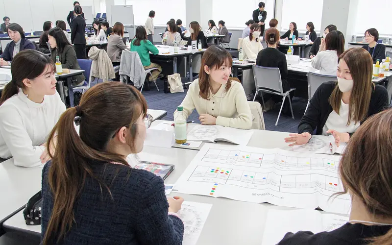 仕事上の実体験などを披露しあう参加者（10月28日、亀田製菓本社）