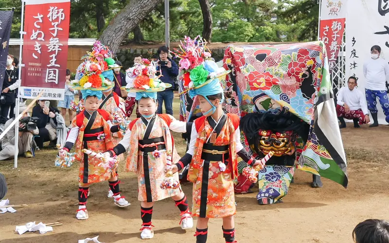 2025年11月14日号17面 高松信金、獅子舞の文化継承、香川と富山を結ぶ