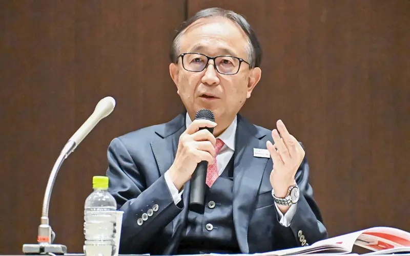 2026年３月期の業績目標を２兆１千億円に引き上げた三菱UFJフィナンシャル・グループの亀澤宏規社長（11月14日）