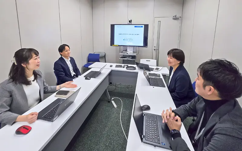 ミーティングで取り扱い状況などを共有する行員（横浜銀行提供）