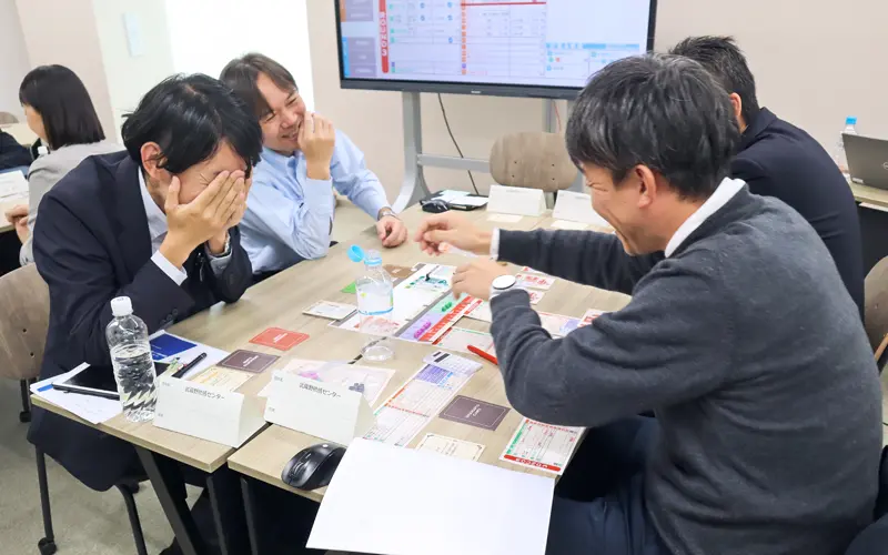SOMEONEで盛り上がる駅長や沿線価値創造ユニット社員（11月６日、JR東日本八王子支社武蔵野統括センター）
