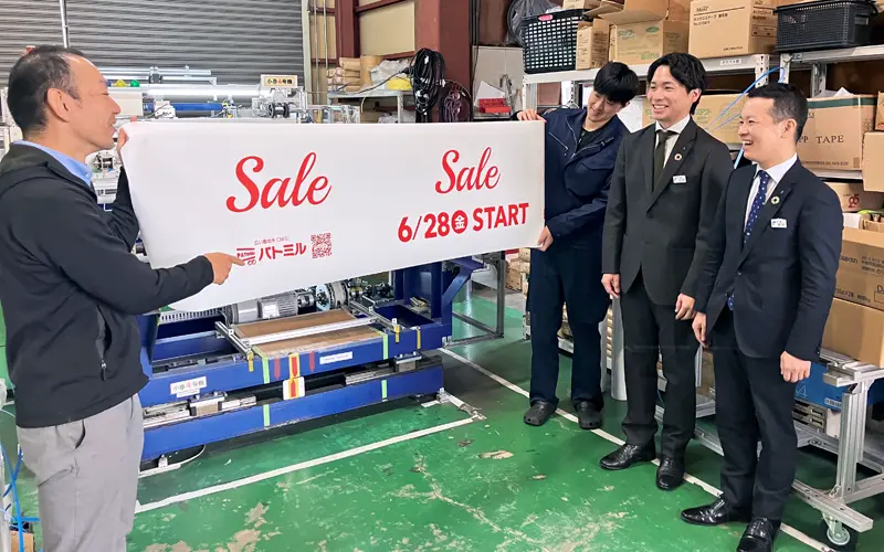 黒田浩平社長（左）から、パトミルの説明を受ける福井信金高木支店の武川雅彦支店長代理（右）と経営サポート部の山田康太課長代理（右から２人目、11月18日、福井市内）