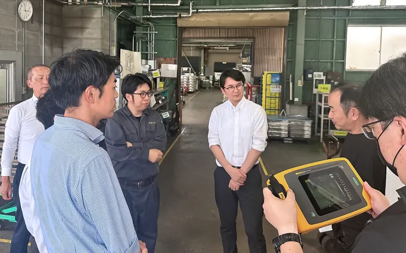 福井鋲螺による石川メッキ工業へのフォローアップを視察する経済産業省の担当者ら（6月19日、金沢市内、福井銀行提供）