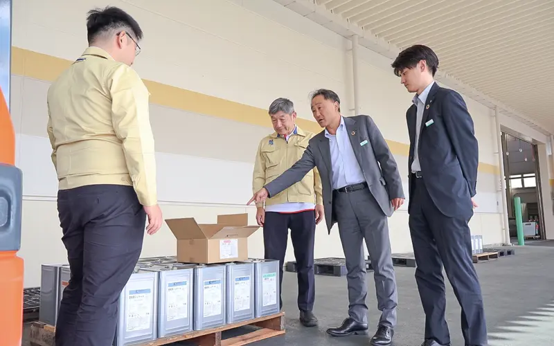 杉村塗料に塗料の違いについて聞く水谷敦彦支店長（右から２人目、10月24日、杉村塗料）