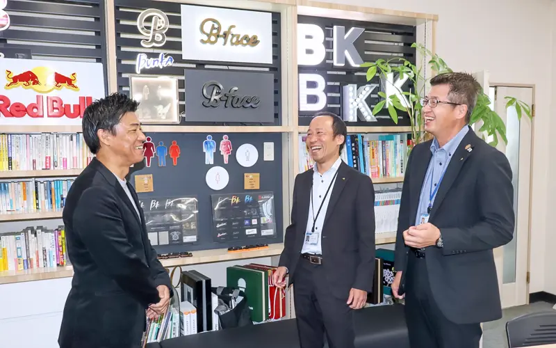 M＆Aをした事業者を訪問する竹之内孝洋課長（中央）と谷口克也執行役員本店営業部長（右、11月25日、鹿児島市内）