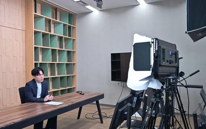 社内スタジオでの撮影風景（11月17日、松井証券本社）