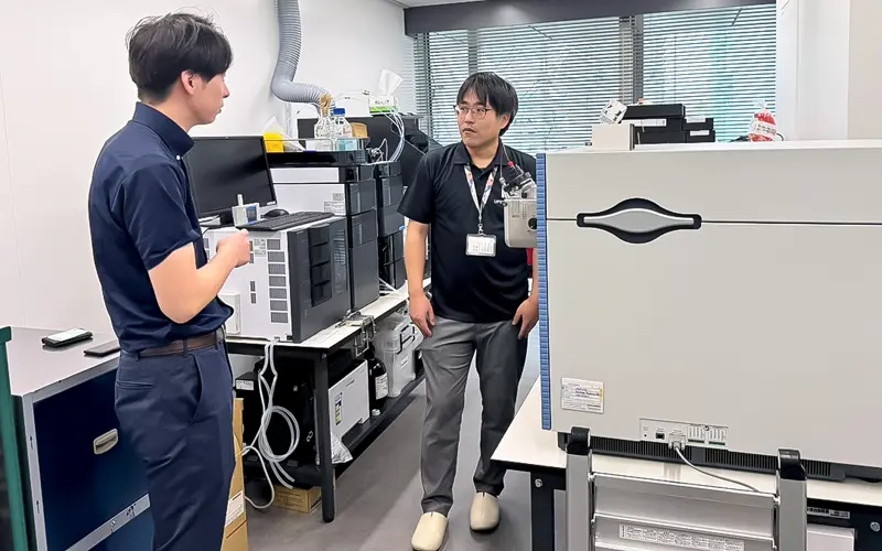 LiSH Lab内の拠点で情報交換をするACP事業部の伊藤奎晟マネージャー（左）とリピドームラボ東京オフィス管理責任者の石川将己・研究開発リーダー（９月12日）