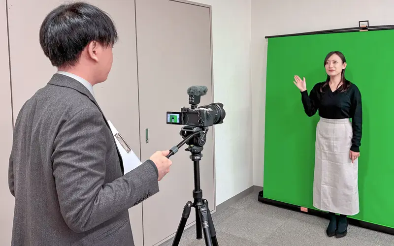 動画を撮影する担当者たち（11月10日、山梨中央銀行本店、やまなし地域デザイン提供）