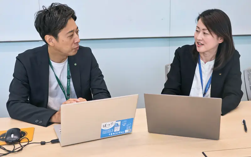 監査の課題について情報交換する比江嶋祐加検査役代理(右)とKDSの松本祥治グループ長(11月11日、肥後銀行本店)