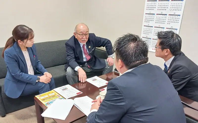 取引先の佐藤直也・マルサ社長(奥右)の経営相談に対応する三浦伸和支店長(手前右、12月4日、北上支店、北日本銀行提供)