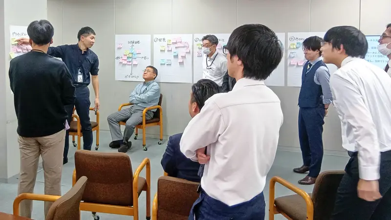 群馬銀行の融資業務でのAI活用に向けたプロジェクトに参加する行員ら（群馬銀行本店、2025年11月12日）