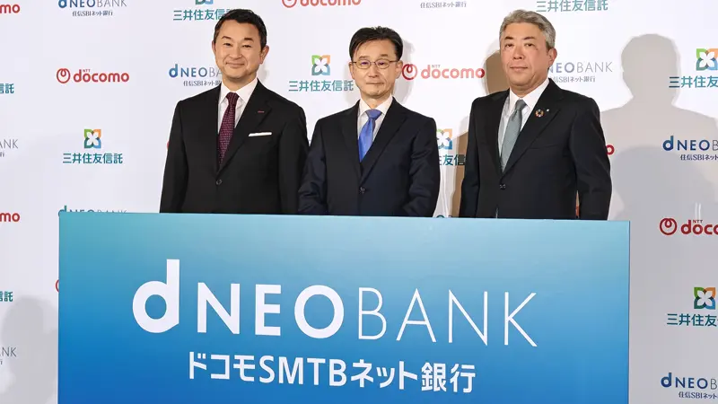 新社名「ドコモSMTBネット銀行」などを発表した（左から）NTTドコモの前田義晃社長、住信SBIネット銀行の円山法昭社長、三井住友信託銀行の大山一也社長（2025年12月19日）
