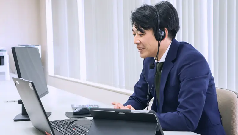 電話でアフターフォローするリモートマネーアドバイザー（2025年11月27日、山梨中央銀行本店）