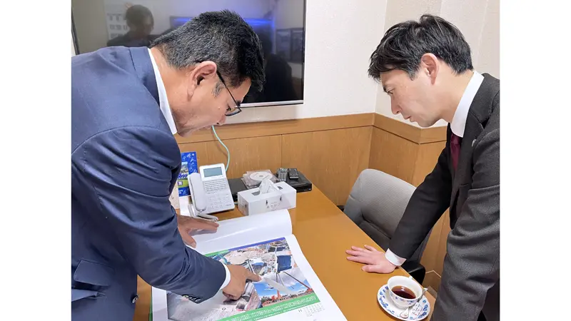 鈴健興業の鈴木康修社長（左）と面談する石川博英支店長（2025年12月25日、鈴健興業本社、りそな銀行提供）