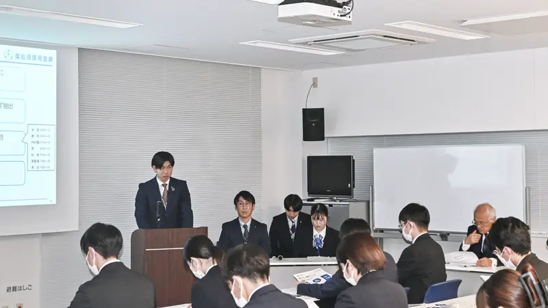 地域振興部の活動を役職員や地域へ報告する同部職員（2025年12月17日、気仙沼信用金庫本店）