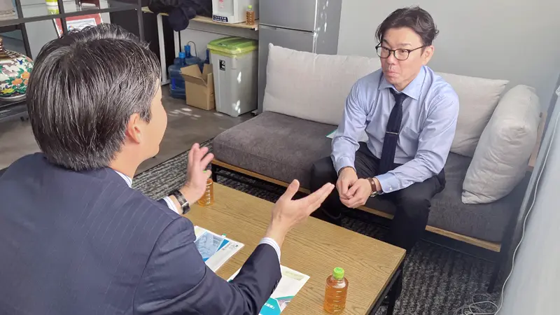 愛知溶業の市川修社長（右）に提案する早川和宏支店長（2025年12月９日、愛知溶業）