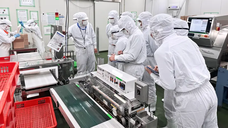 製造工程を見学して学ぶ参加者(2025年11月17日、吉田喜九州、豊和銀行提供)