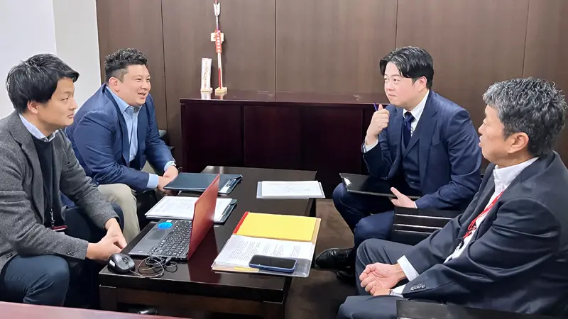 100年遷表の提案前に、事業の将来を検討できる内容か意見交換する福富理郎支店長（右前）ら（１月８日、三菱UFJ銀行梅田支店）
