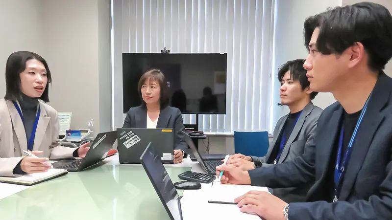 若手の渉外行員２人（右）と見込み先を確認する課長代理（左）、鶴律子支店長（１月９日、福岡銀行西新町支店）