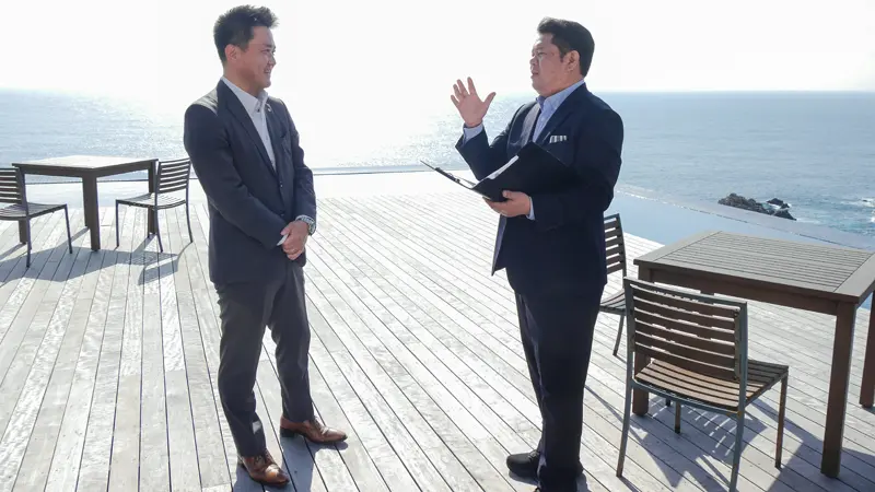 土佐清水リゾート合同会社の小泉貴裕CVO（右）から今後の事業計画をヒアリングする堀田直哉支店長（１月19日、TheMana Village）