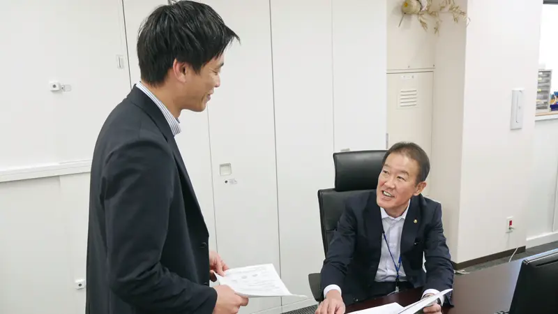 部下(左)と打ち合わせをする阿波銀コンサルティングの片山哲也社長(1月29日、徳島市内)