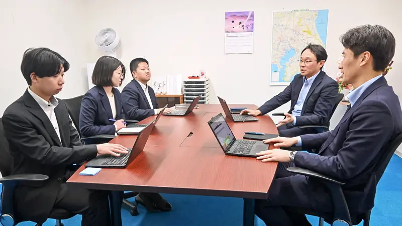 毎朝のミーティングでは、今後ニーズがありそうな内容などを共有して意見交換する(2月10日、千葉銀行高根台支店)