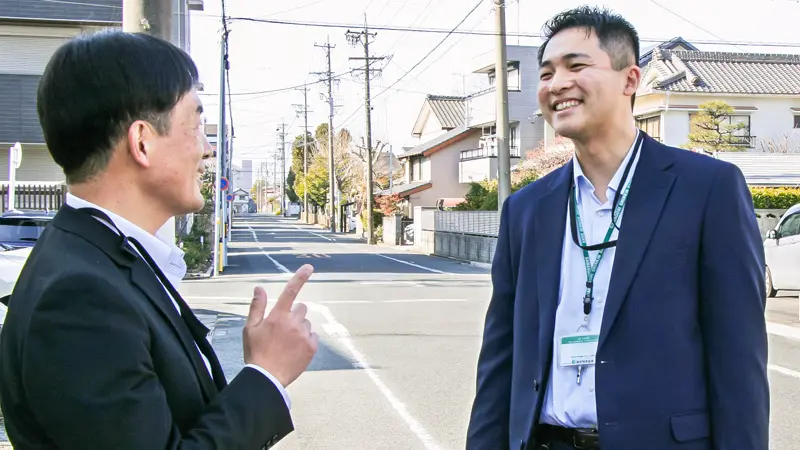 活動の進ちょくを確認する蒲郡信金花田支店の次長（左）と担当者（１月19日、豊橋市内）