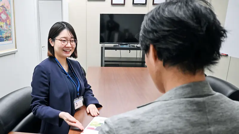 相談者に77結びを紹介する佐藤早紀マネージャー（１月19日、七十七ヒューマンデザイン）