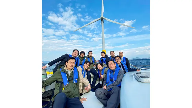 長崎大学の教員らと洋上風力を視察する十八親和銀行の中村諒さん（左手前、長崎大学提供）
