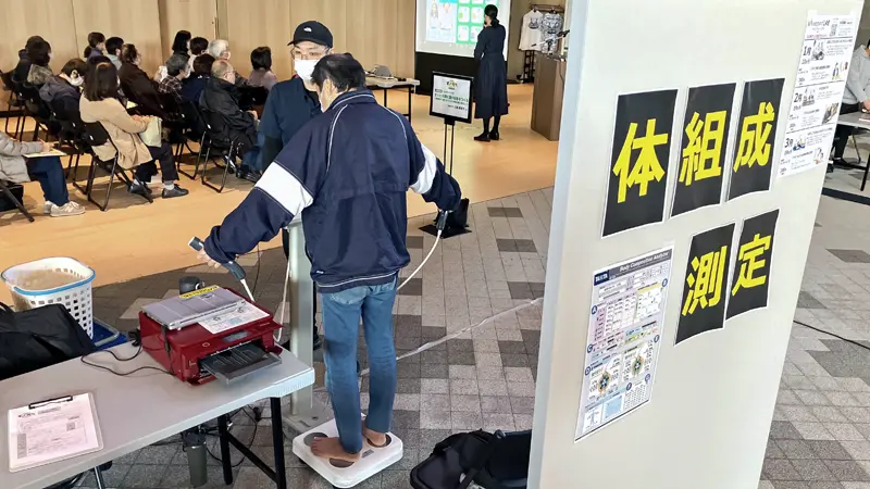 事業者のサービスを体験する来場者（２月21日、湯田温泉こんこんパーク）