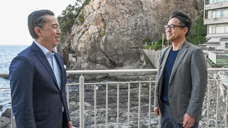 松下哲也社長（左）からリニューアルオープン後の計画を聞く佐藤隆茂支店長（２月13日、ホテル浦島）