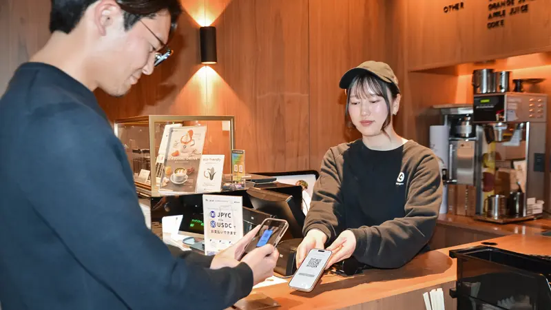 簡単な操作でスピーディーなステーブルコイン決済（２月26日、東京・渋谷のカフェバー）